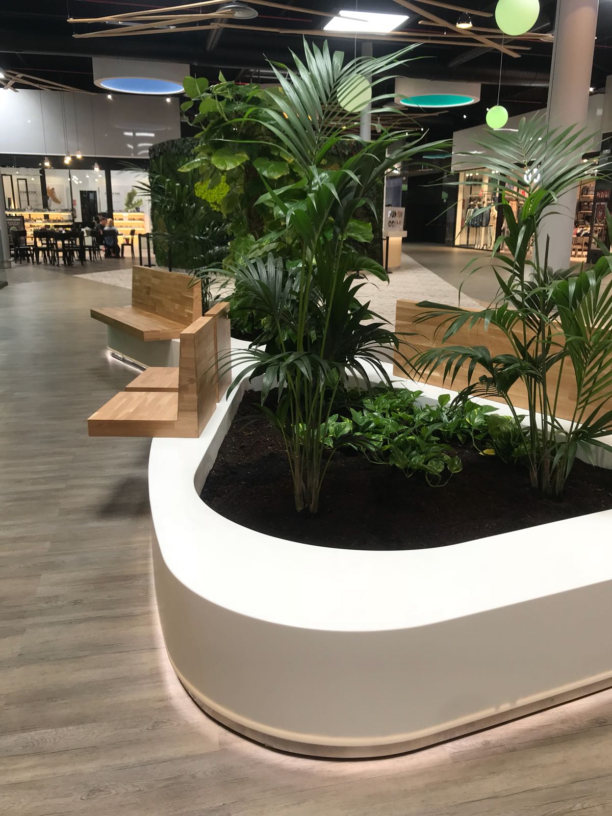 8 - Mobiliario comercial contract y muebles para franquicias